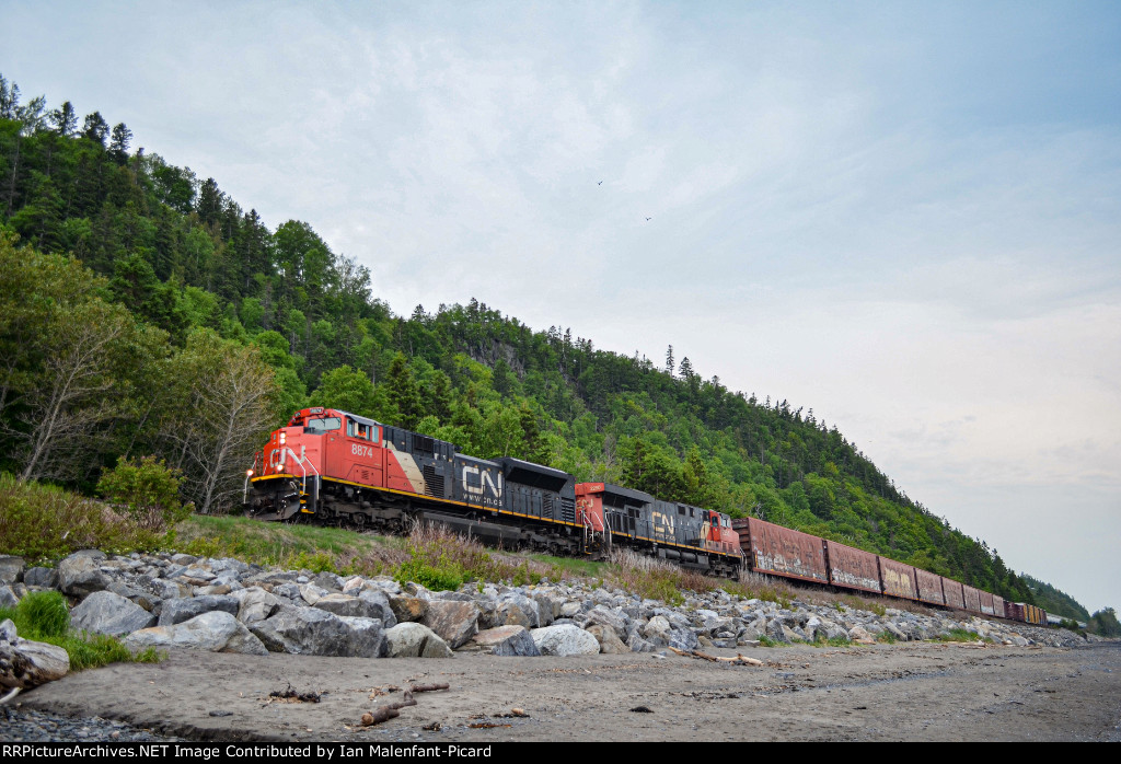 8874 leads CN 402 at lAnse-Au-Sable